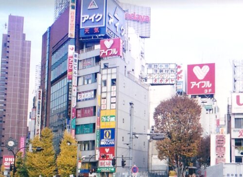 新宿駅東口の映画看板前