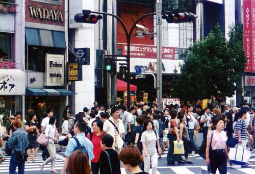 夏の新宿駅東口のスクランブル交差点