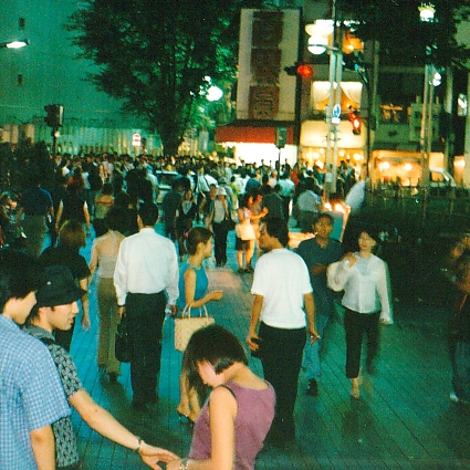 夏の夜のアルタ前広場