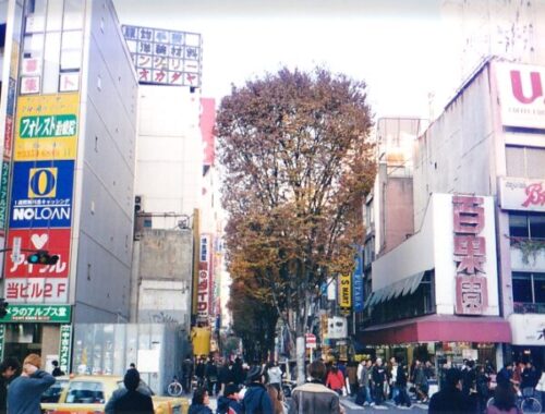 東口から見たスカウト通り